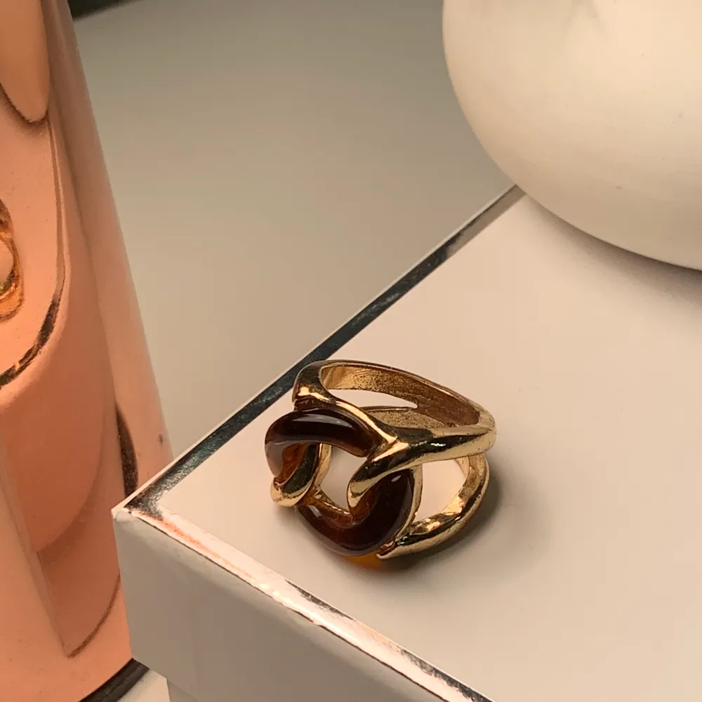 En guldig ring med bruna ditaljer i storlek M!💍☺️💍 buda! (Kan skicka men köparen står för frakt;). Accessoarer.
