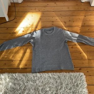 Tunn sweatshirt från Uniqlo - Tunn sweatshirt från Uniqlo, nästan som en långärmad tröja. 