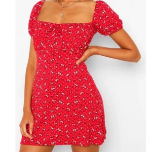 Sommarklänning oanvänd  - Oanvänd sommarklänning från bohoo, storlek 38 känns mer som 36