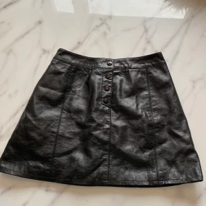 Läderkjol  - Säljer för 30kr exklusive frakt då den gått sönder inuti och jag sytt men det syns bara inuti inget som påverkar kjolen, skickar bild vid intresse 🌸 storlek 36🌸