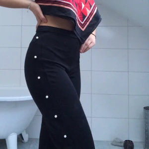 BYXOR - Ett par raka kostymbyxor från H&M med pärlor på sidorna. 