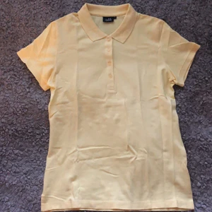 Söt kortärmad skjorta  - Jätte söt Gul skjorta som många stylar under en sweatshirt, köpt på secondhand. Har används av mig cirka 2 gånger. Är i stl M men passar jätte bra stl xs och s beroende hur ni vill att de sitter.