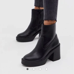 Klackar läderimitation  - Väldigt sparsamt använda. Perfekta vårskor. Superbekväma på grund av bred klack. Skriv för fler bilder eller liknande. (Nypris 450 kronor). Gratis frakt.