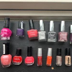Nagellack  - Säljer alla nagellack för 200kr + frakt. Alla nagellack är fullt fungerande och fina. Super fina färger ✨ priset går att diskuteras ✨ 17st nagellack i olika färger 