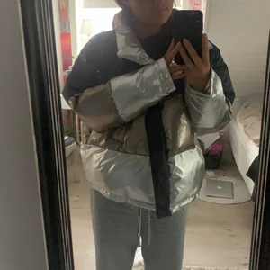 Jacka  - Säljer denna sjukt coola jacka ifrån zara. Den är vändbar så man kan ha den på två olika sätt. Jackan är i super bra skick. Jag kan frakta men möts helst upp 💕