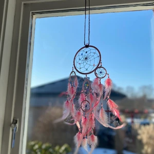 Drömfångare⭐️🌻⚡️✨ - Vacker drömfångare med fina pärlor och fina rosa fjädrar!✨☀️med ett brunt snöre så den kan hängas upp. 160+frakt
