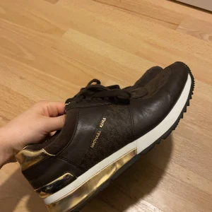 Michael Kors - Säljer mina sjukt balla Michael kors skor som jag köpte på nk för ca 3000, kommer inte ihåg exakta priset. Säljer pga att de inte kommer till användning. 