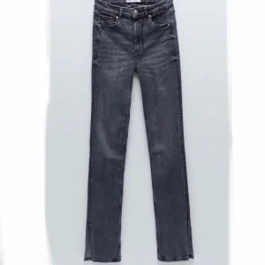Jeans med slits - Säljer mina zara jeans med slits som jag fick i höstas, använda max 4 gånger med de är ganska långa så har blivit lite smutsiga (går bort i tvättet)❤️