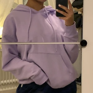 Lila hoodie - Säljer denna helt nya och oanvända hoodie :) Nypris: 350kr