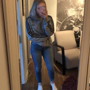 Jeans från new yorker  - Jätte fina ljusblå jeans med röda ränder på sidorna 