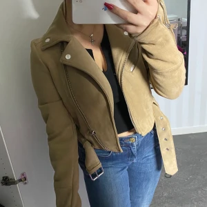 Mockajacka  - Skitsnygg mockajacka i fint skick, perfekt till våren. Storlek S❤️