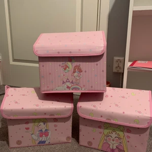 Gulliga rosa förvaringslådor - 150kr styck men om du vill köpa alla så kommer det kosta 400kr. Ordinarie pris: 179kr för en låda. Finns på kawaii.se Mått: 26x22x24 (höjd är det som är högst) om du har funderingar så är det bara att skriva! 