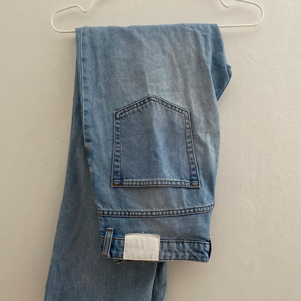 Snygga jeans från Weekday i modellen voyage, storlek 27/30. Mycket fint skick!. Jeans & Byxor.