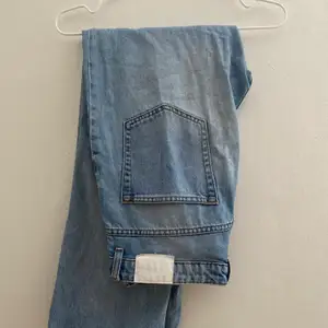 Snygga jeans från Weekday i modellen voyage, storlek 27/30. Mycket fint skick!