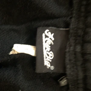 Byxor från madlady! - Såå coola mjukisbyxor inköpta på madlady använda fåtal gånger i väldigt bra skick ! 🥰 dom är i storlek large men är mindre i storlek så passar även medium 