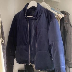 Bomberjacka i sammet (mörkblå) - Bomberjacka i mörkblå sammet. Storlek S / köparen står för frakt