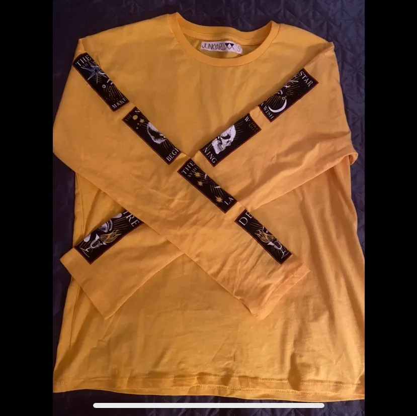 Fetecool långärmad t-shirt med tarot-tryck på armarna! 🌟🔮🧿 ☠️ 166kr inklusive frakt . T-shirts.