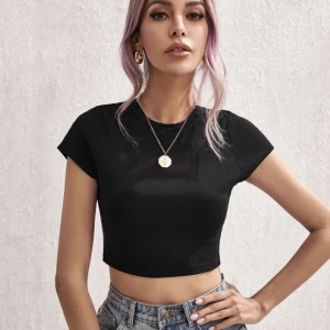 Croppad topp - Köpt från Shein men tyvär var den för liten, är i strl M men skulle passa någon som vanligtsvis har XS. Priset är diskuterbart!