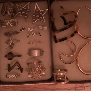 Smycken, ringar och örhängen - Säljer olika ringar och örhängen messa för pris då det varierar!😘 På sista bilden ser ni vad som är kvar!💓