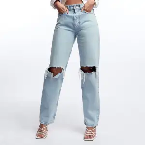 Trendiga 90 tals inspirerade jeans från Gina tricot i stl 34. Använda 1 gång, alltså är dom nyskick. Supersköna och snygga.