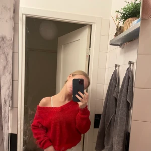 Gina tricot - Röd tröja från Gina, inte stickig eller obekväm alls, sparsamt använd, säljer då den är för liten🥰