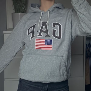 Hoodie från GAP - En grå hoodie med tryck från GAP! Passar mig bra som är en storlek S💗