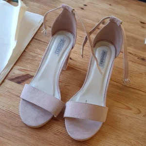 NLY shoes - Beiga klackskor, storlek 38.