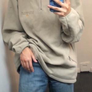 Beige fleece  - Denna sköna fleece är köpt i Afrika och är i unisex storlek XL. Säljes då den inte kommer till användning! 