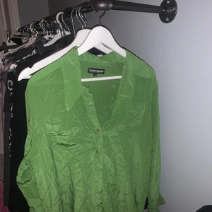 100% siden skjorta - Såå fin och härlig siden skjorta från vero Moda storlek s💚