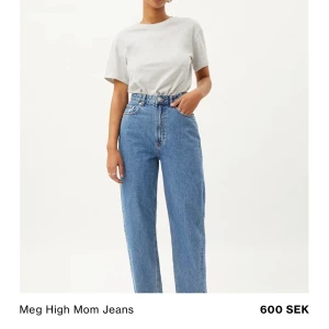 Jeans - Säljer ett par jeans i strl 25/30. Använda men i väldigt bra skick. Buda eller köp direkt för 220kr🥰