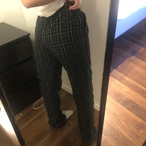 Pyjamasbyxor från H&M! - Snygga pyjamasbyxor som tyvärr inte kommer tills användning! Endast använda en gång så i nyskick. Byxorna är herrstorlek S men passar XS-M beroende på hur man vill att dom ska sitta. Frakt tillkommer på 48 kr🤍