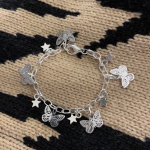 Armband med fjräilar - Inte äkta silver. Frakt på 12kr tillkommer. 💕