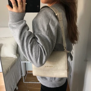 Valentino väska - Superfin vit/beige äkta Valentino väska i väldigt bra skick, använd endast en gång! Dm vid intresse m.m 💕 (Köparen står för frakt)