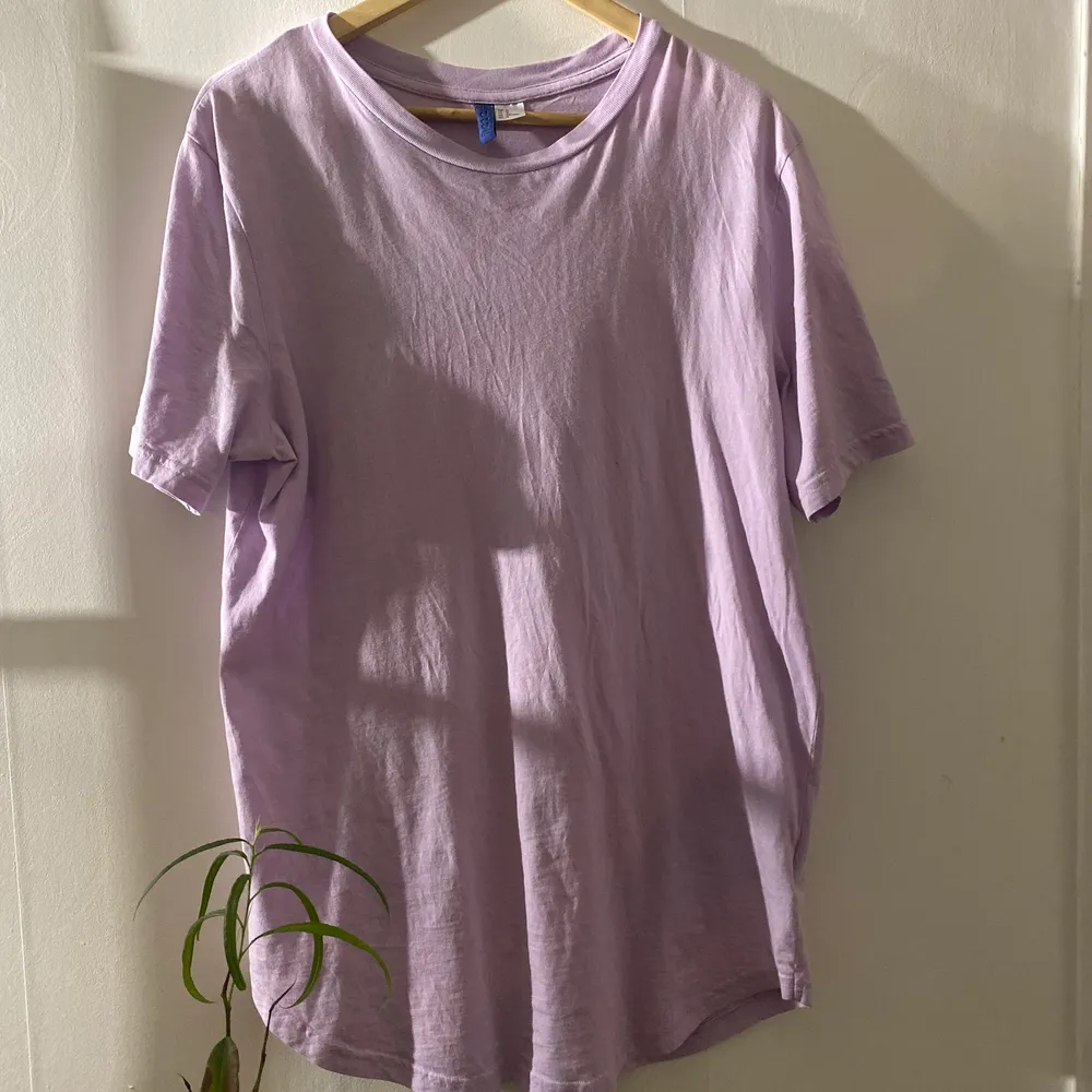 Lång t-shirt, har använt som ”klänning”, supersöt ljuslila färg! Frakt tillkommer💕⭐️. T-shirts.