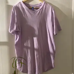 Lång t-shirt, har använt som ”klänning”, supersöt ljuslila färg! Frakt tillkommer💕⭐️