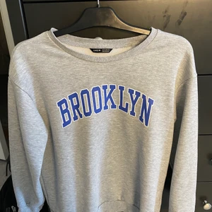 Collegetröja från Shein - Collegetröja från Shein köpt här på Plick men ångrade mig. Endast testad av mig och väldigt fint skick. 