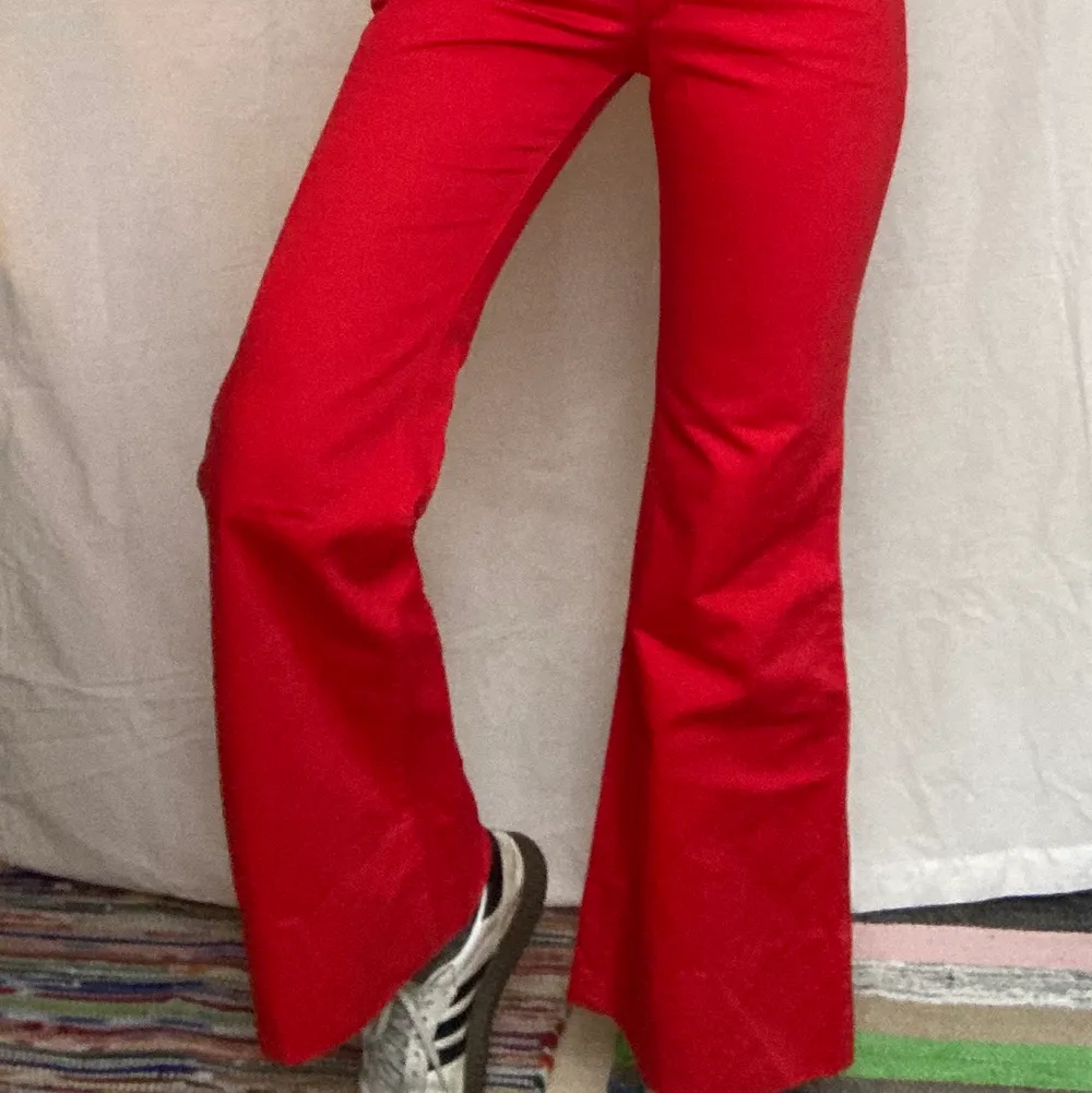 Dom coolaste brallorna. Gul&Blå röda flares i topp-skick.. Jeans & Byxor.