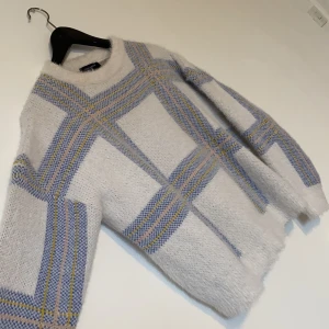 VIT FLUFFIG TRÖJA NEWLOOK - Skriv om ni har frågor! 