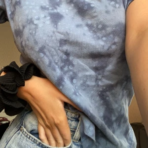 Blå t-shirt  - Säljer denna coola t-shirt som jag faktiskt inte vet var den är ifrån. Storlek M, sitter lite oversized på mig som brukar ha S. Säljer för 90kr + frakt💖