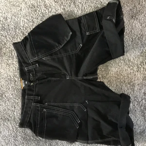 Arbetsshorts - Arbetarshorts med vita kontrastsömmar och massa fickor! Inköpspris 200kr