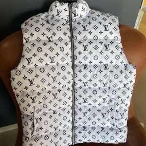 Louis vittuon väst - Helt nya Louis vittuon väst. Finns i alla storlekar, leverans 3 veckor.  Frakt ingår i priset 