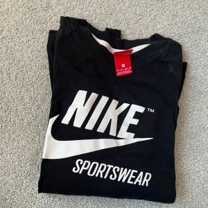 Nike tröja - Säljer nike tröja som inte används. Kolla profilen för byxor till