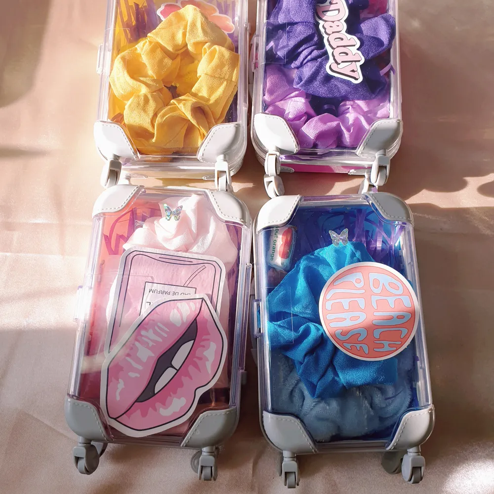 I vår Travel bundles får du 2 st läppglans, en lip scrub, en scrunchie, stickers, en liten gulligt resväska och kanske ett par örhänge om du är lycklig 🥰 finns i gul, lila, rosa och blåa. Res väskan kan användas att spara/ hålla smycke efteråt 💕 frakten ligger på 25kr eftersom väskan kan vara tungt. Skicka alltid bild på paketet innan jag posta. FÖR MER INFO OCH RABATT KODER KAN NI KÖPA GENOM MIN WEBBSIDA. RABATTER FINNS PÅ MIN INSTA @BGMBEAUTYCOSMETICS 💕. Accessoarer.