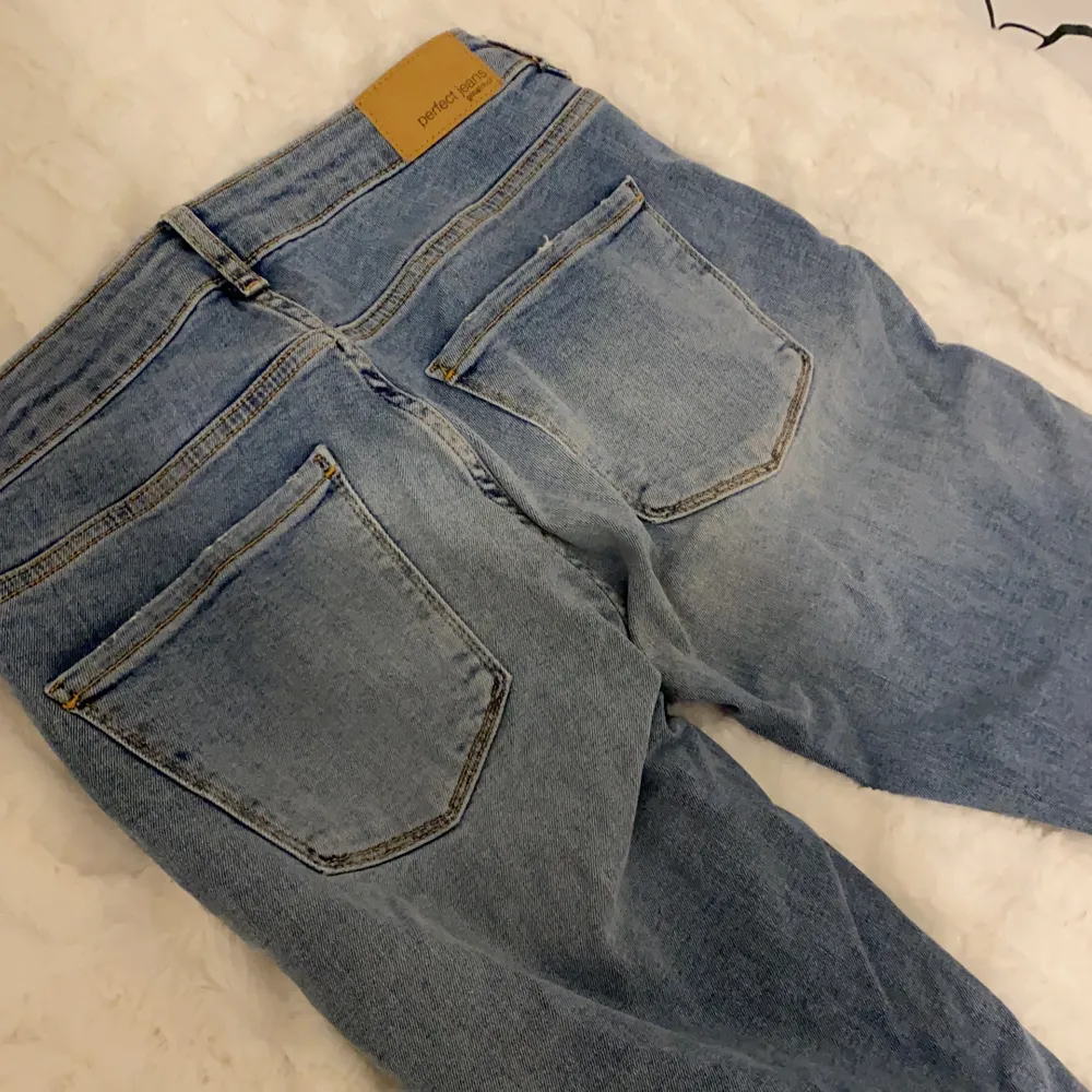 Säljer ett par jeans ifrån Gina Tricot, byxorna har blivit för små för mig och är också inte riktigt min stil längre💖 storlek : 28 tum. Jeans & Byxor.