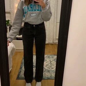 Weekday jeans - Säljer mina weekday jeans i modellen ROW, de är i fint skick, lite använda. Nypris 500 säljer för 100🤍 köparen står för frakten