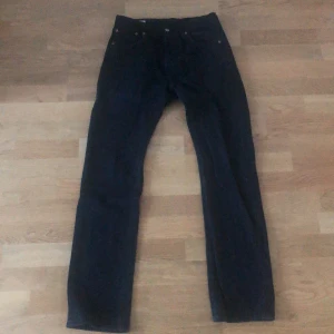 Levis 501 - Svarta levis jeans i storlek 29/32. De är knappt använda och ser som nya ut. Nypris var 899.