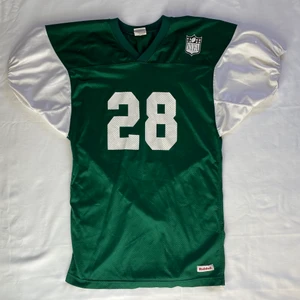 Fotbollströja  - Fin mörkgrön t-shirt köpt på Beyond Retro. Knappt använd av mig, men det finns några små fläckar men dom tänker man inte på när den sitter på. Skriv till mig om du har några frågor :)❤️