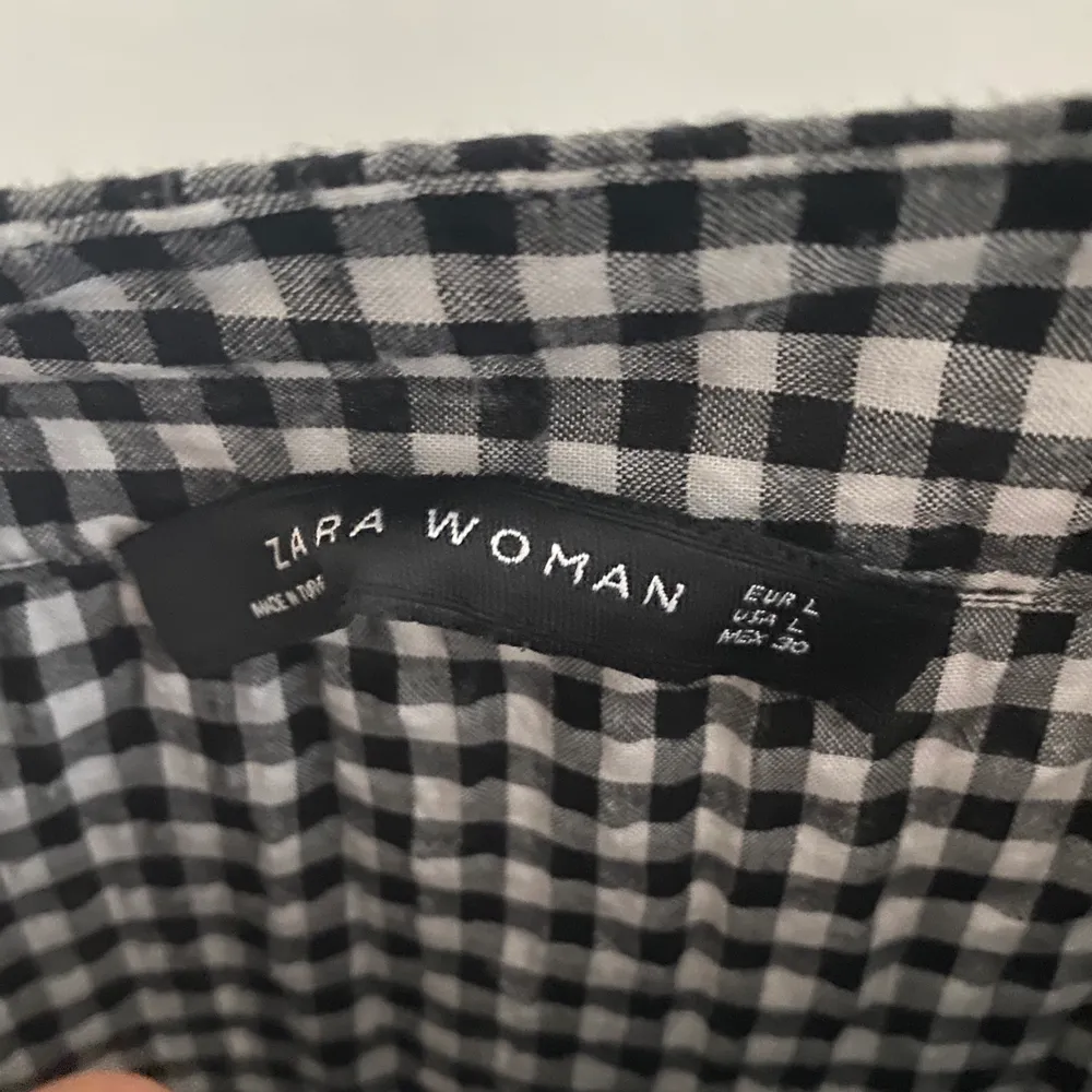 Perfect condition cute shirt from Zara! The size is L.  The price is negotiable, so feel free to send me a message to discuss or if you want more information/pictures!☺️ I accept Swish and PayPal if you rather do that!. Toppar.