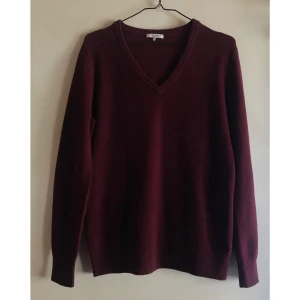 GANNI vinröd stickad merinoull tröja storlek S - Fint och varmt GANNI vinröd stickad ulltröja storlek S. Fint skick, sparsamt använd och inget att anmärka på. Längd:70 cm- Material: merinoull och yak blandning.