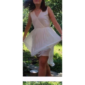 Klänning  - Super fin klänning som vill hitta ett nytt hem där den kommer bli mer använd💕